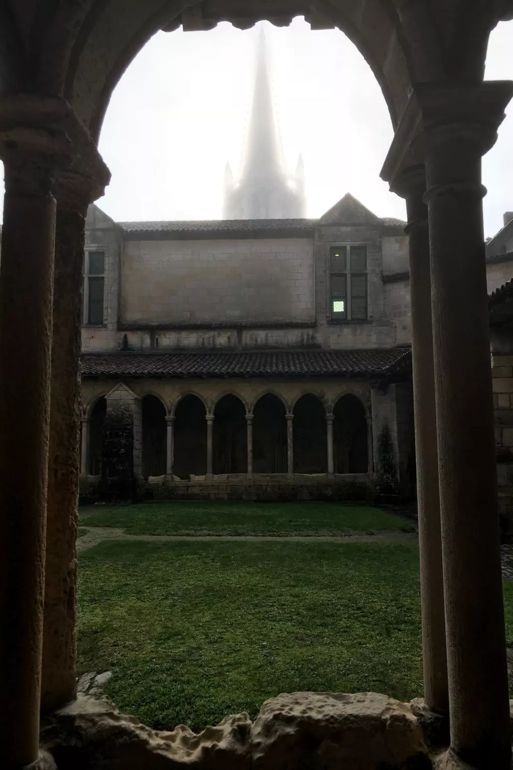 Schloss mit Überlaufpool an der Dordogne-Buiten
