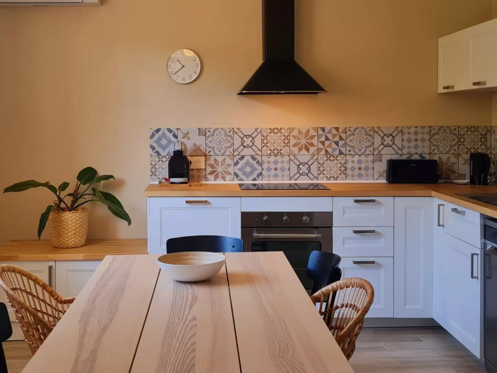 Im Herzen eines Weinguts, Terrasse und Balkon mit Bergblick, Schwimmbad