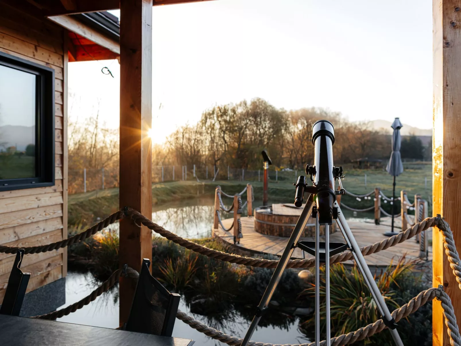 Kleines Haus mit Werkstatt-Buiten