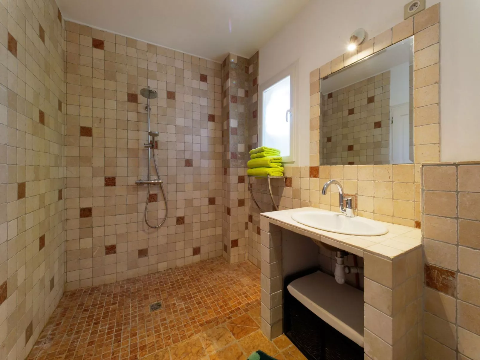 Mit eigenem Pool-Binnen