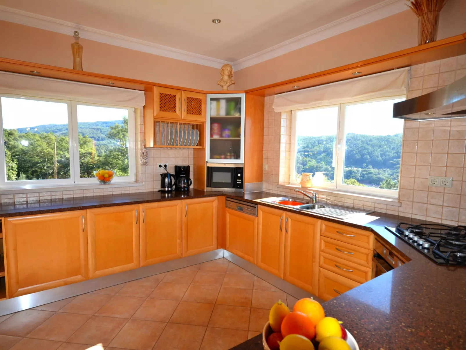 Luxuriöse Privatvilla mit Infinity-Pool-Binnen