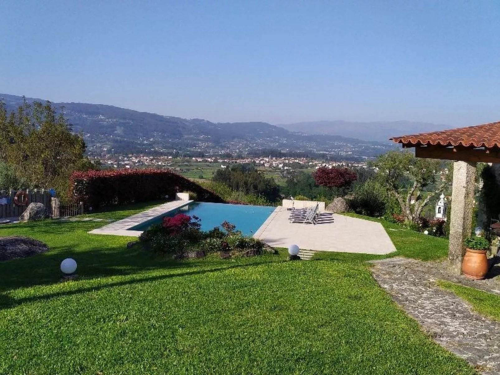 Fabelhafter Pool in einer atemberaubenden Landschaft-Buiten