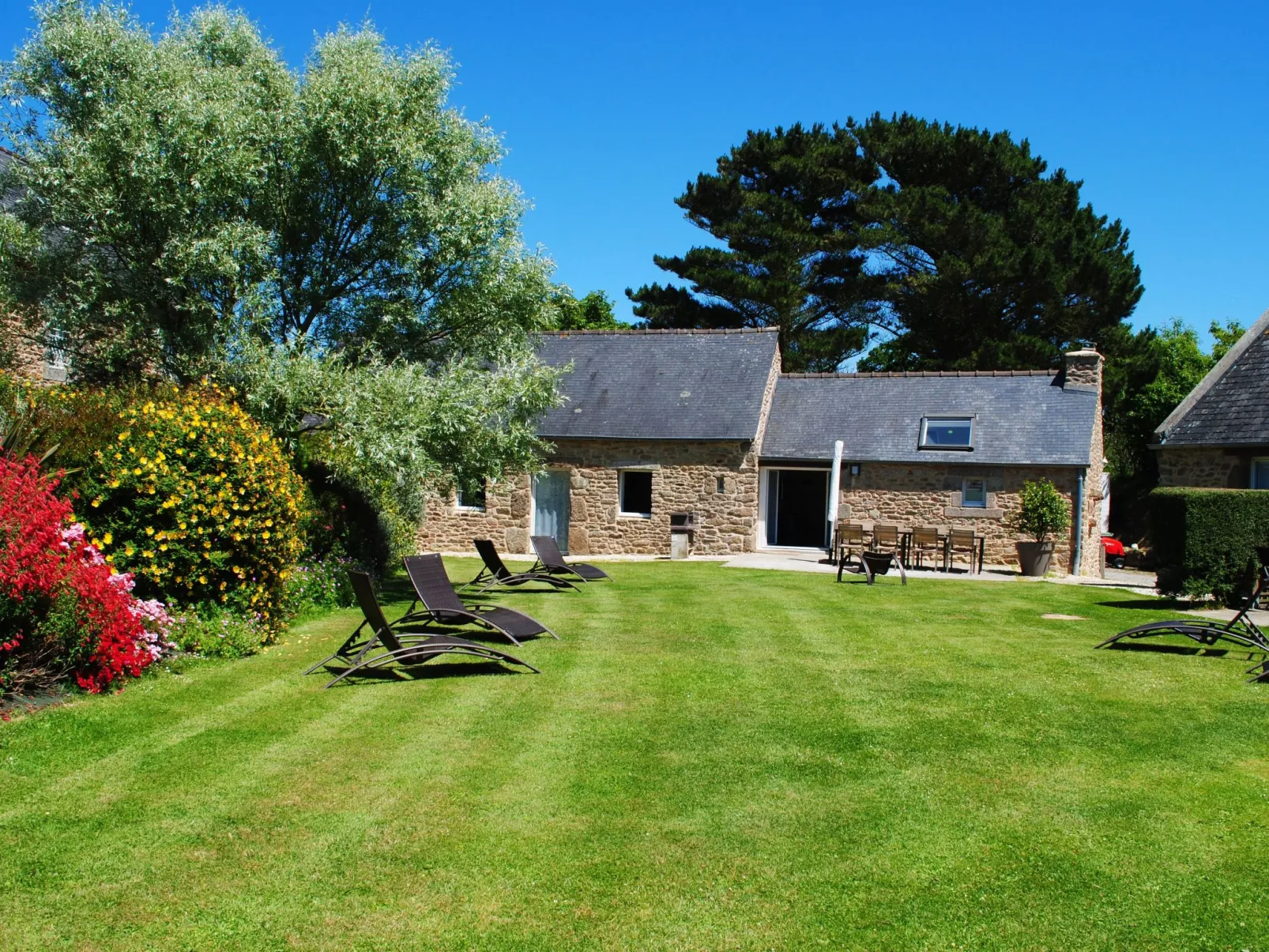Großes Haus mit überdachtem und beheiztem Swimmingpool-Buiten