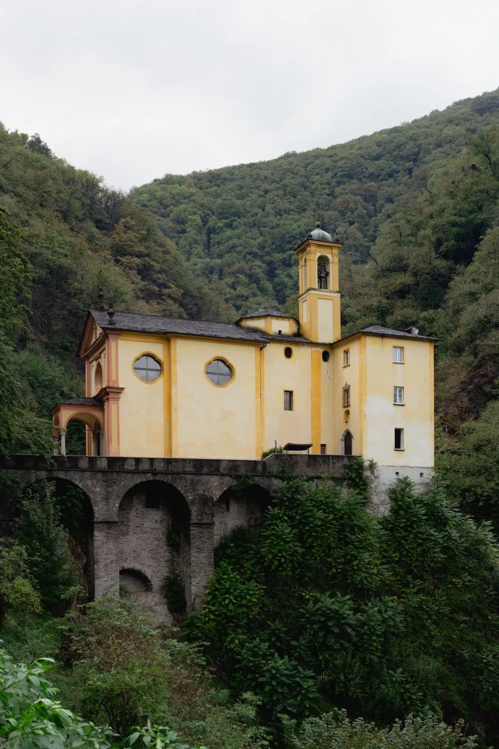 "Palazzo Branca" mit Blick auf den See.-Buiten