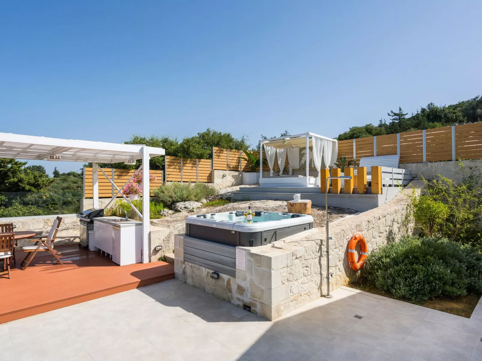 Villa White Harmony 6km vom Strand entfernt mit Pool-Buiten