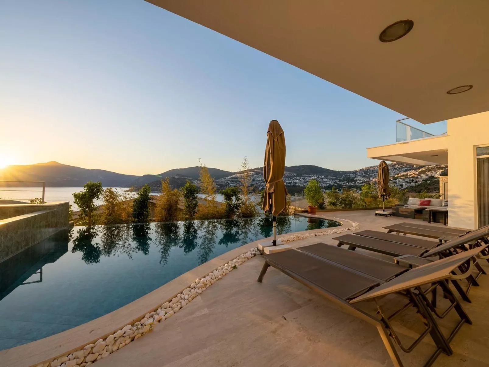 Große Villa direkt am Meer mit Infinitypool-Image-tags.info