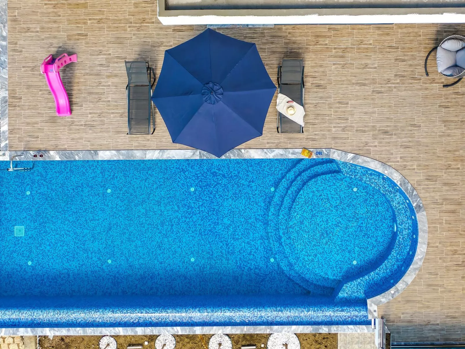 Schöne Villa mit Pool, Blick auf Meer und Tal-Buiten