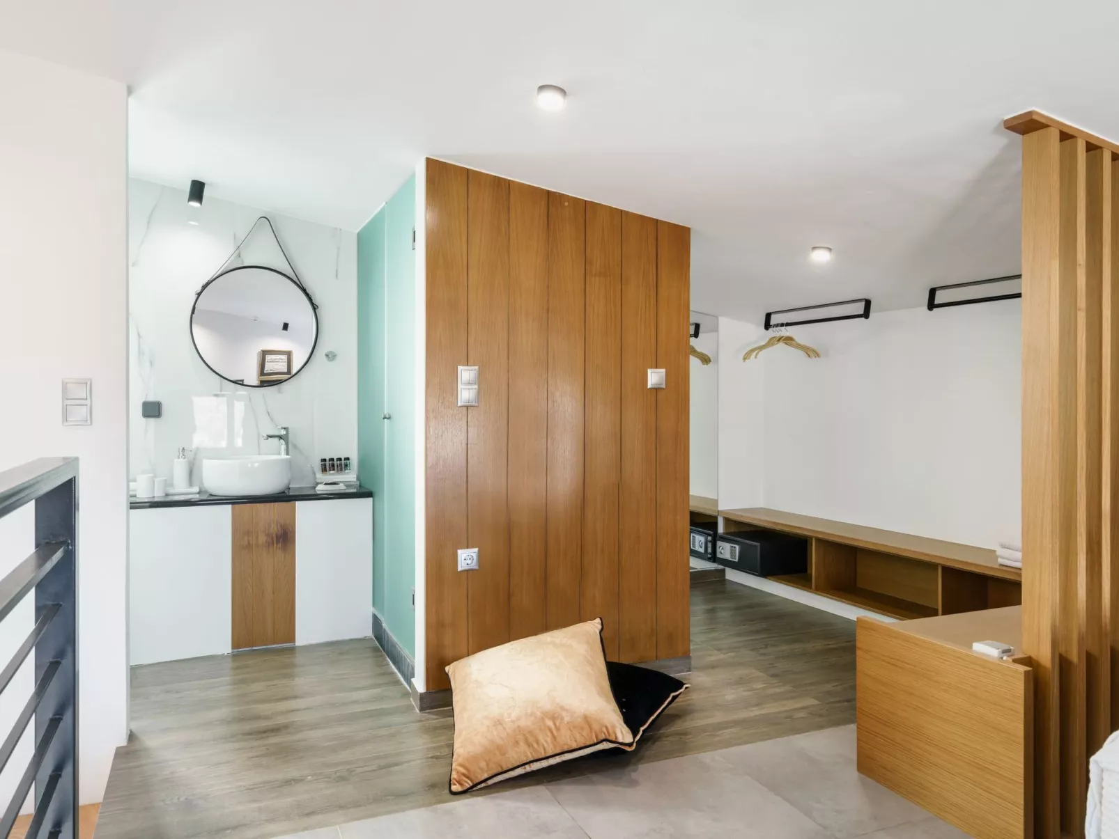 Lux-Villa mit Innen- und Außenpool, BBQ und Fitnessraum-Binnen