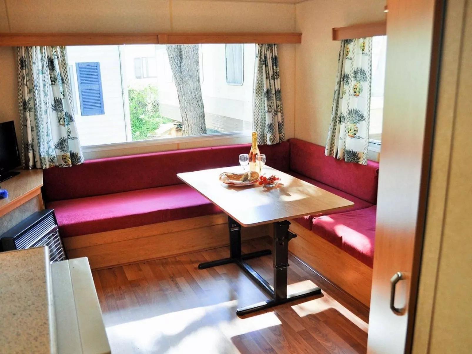 Stacaravan camping Lei Suves cote d'azur Var-Binnen