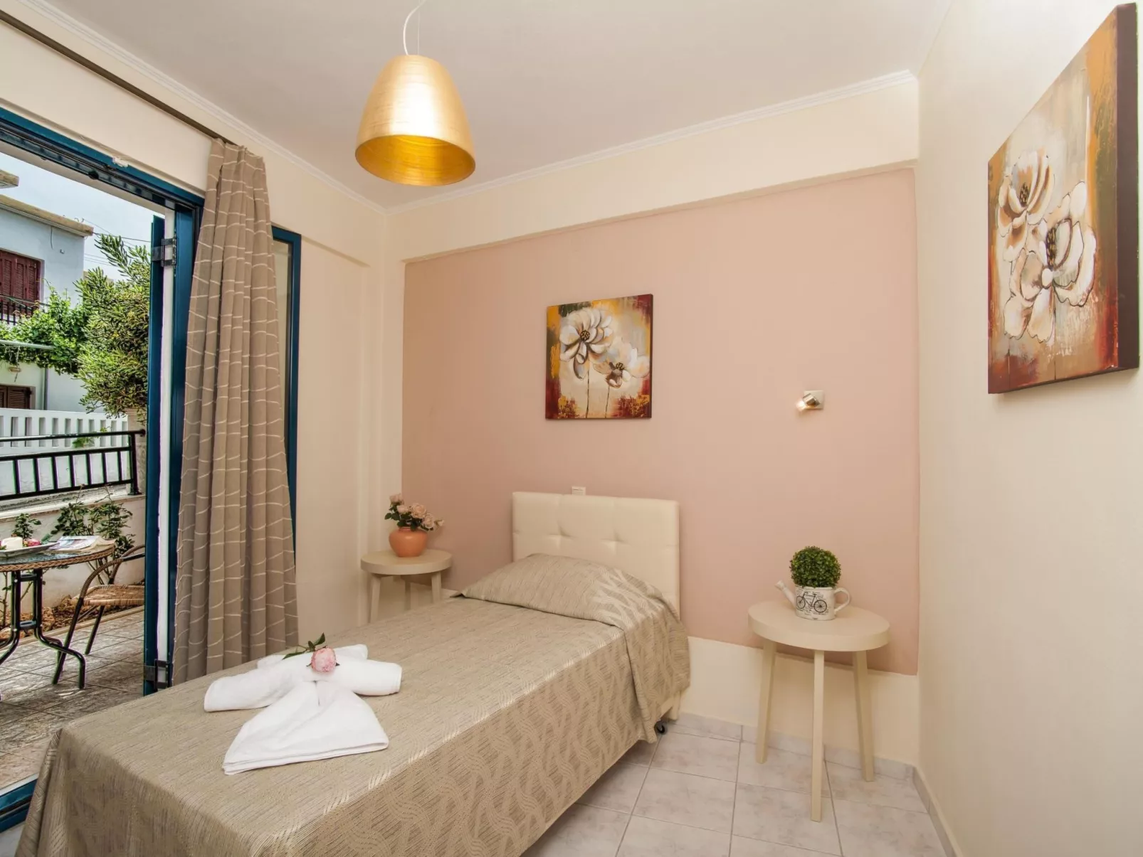 In Panormos mit kleinem Garten,Pool-Image-tags.info