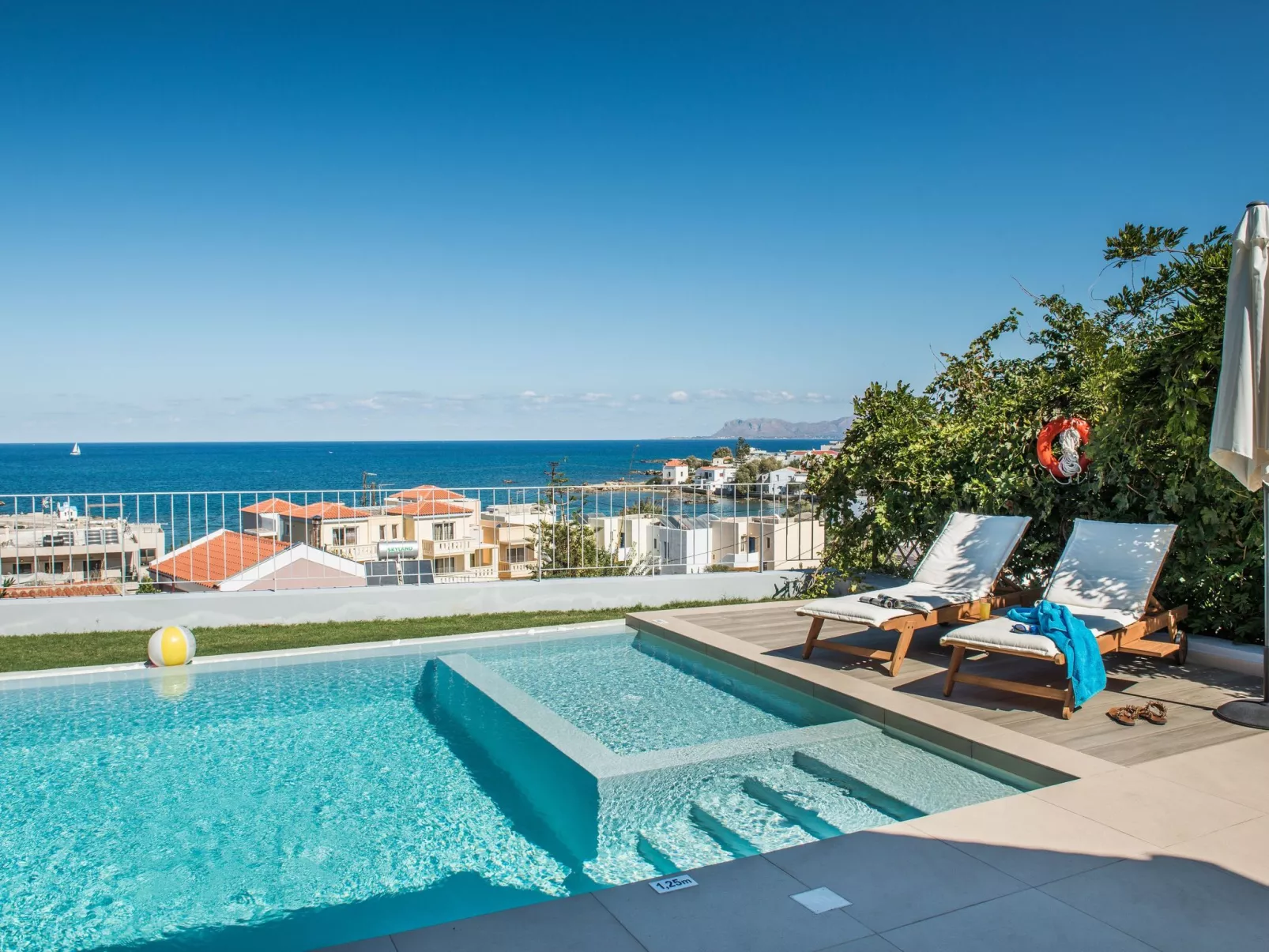 "Thea Thalassa" mit eigenem Pool-Buiten