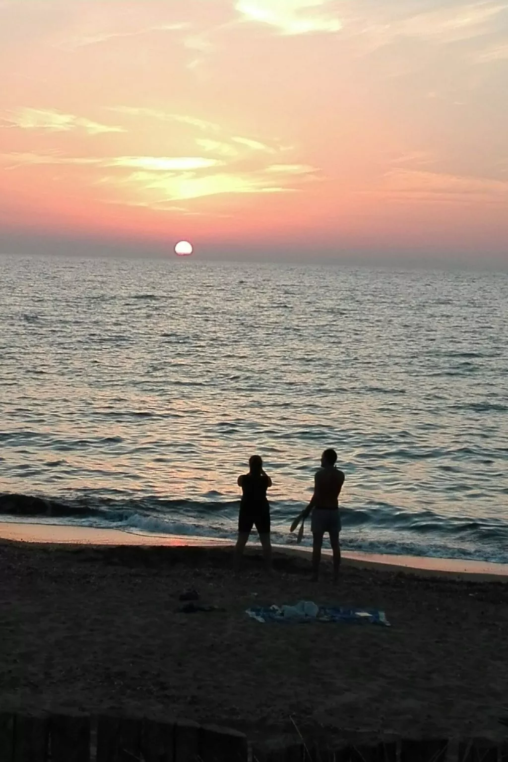 Bungalow aus Holz mit Veranda und nah am Strand.-Image-tags.info