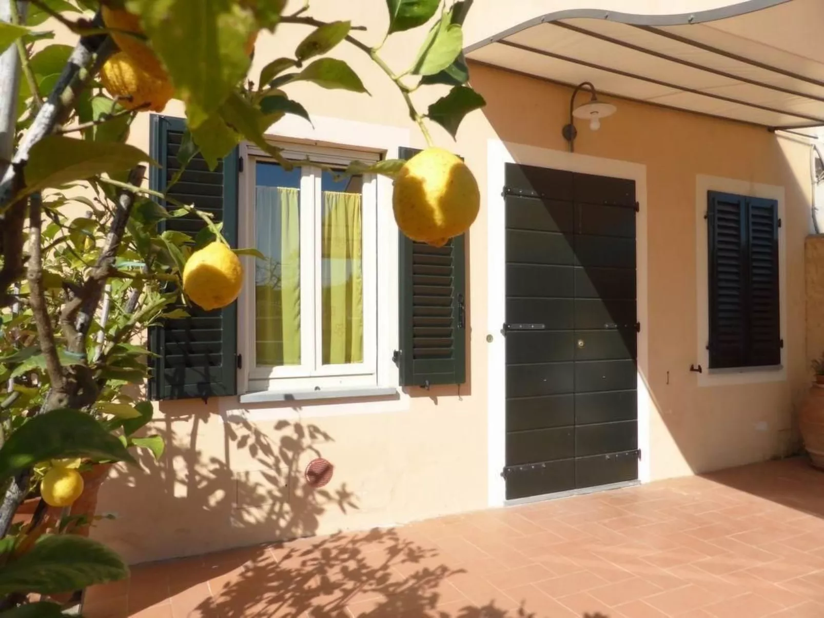 Unterkunft in einer Villa, Schwimmbad und großer Garten-Buiten