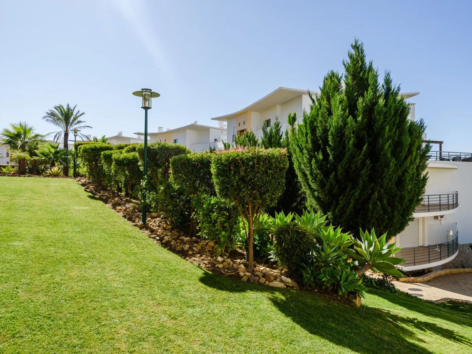 BnB Homes Wohnung mit Terrasse und Schwimmbad-Buiten