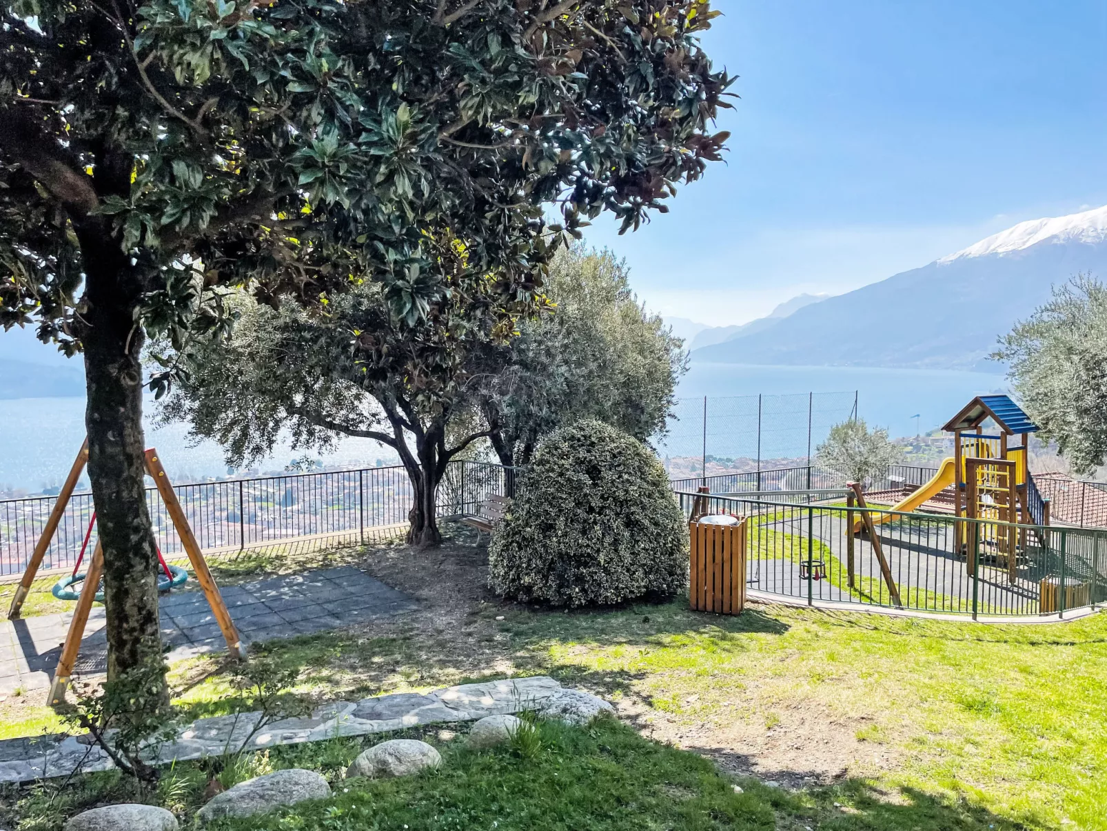 Wohnung mit Schwimmbad und fantastischem Seeblick-Omgeving