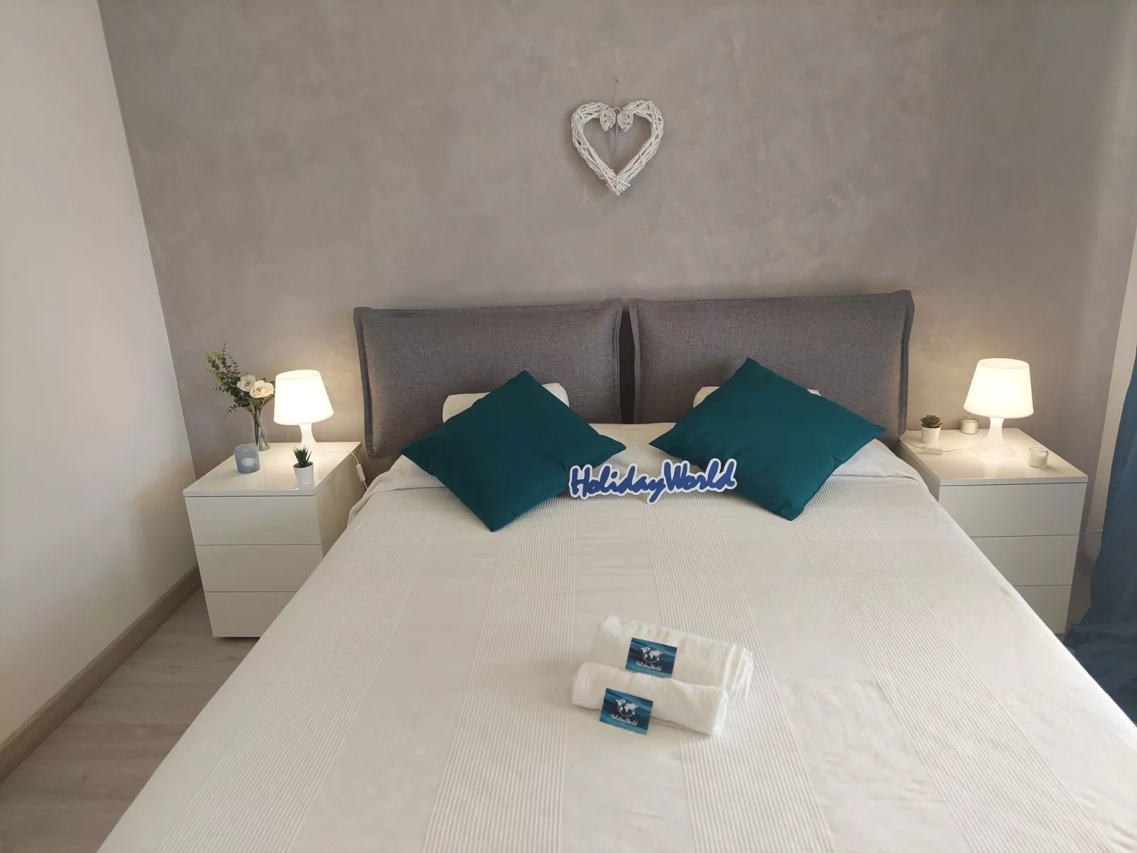 Seaside Heritage Retreat by Holiday World-Binnen