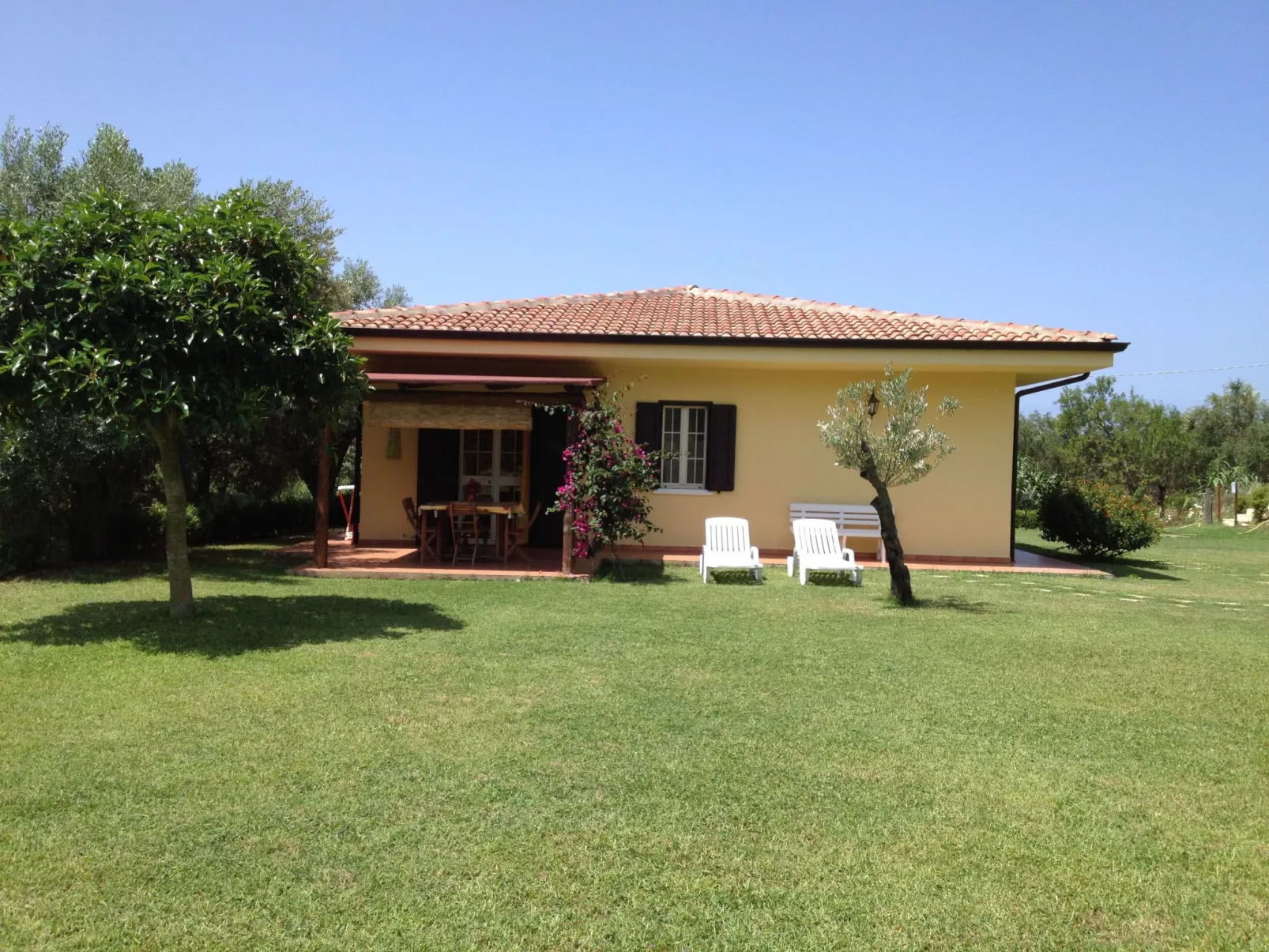 Villa im Grünen mit Schwimmbad, in der Nähe des Meeres-Buiten