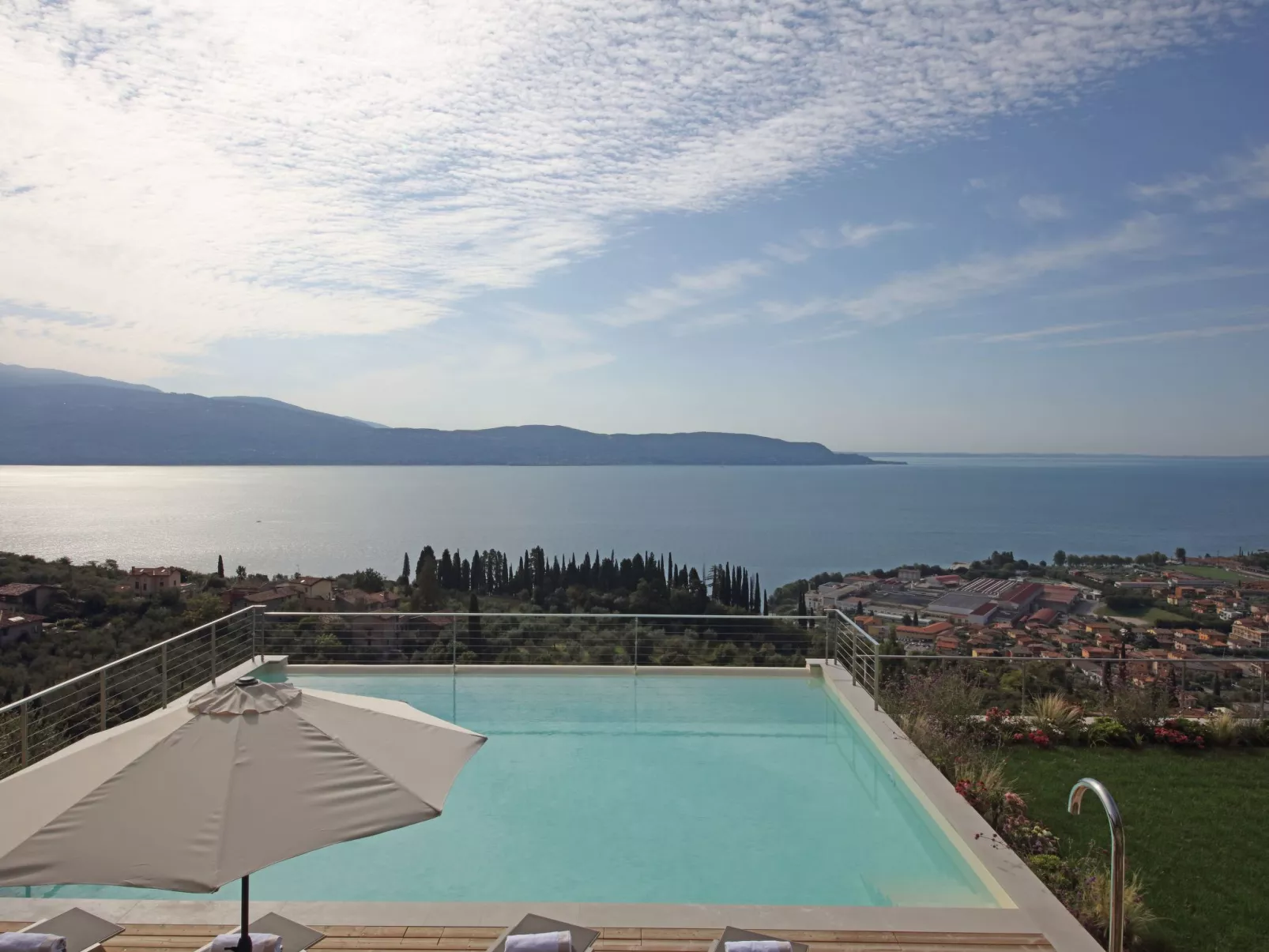 Exklusive Villa Agave mit Seeblick und privatem Pool-Buiten