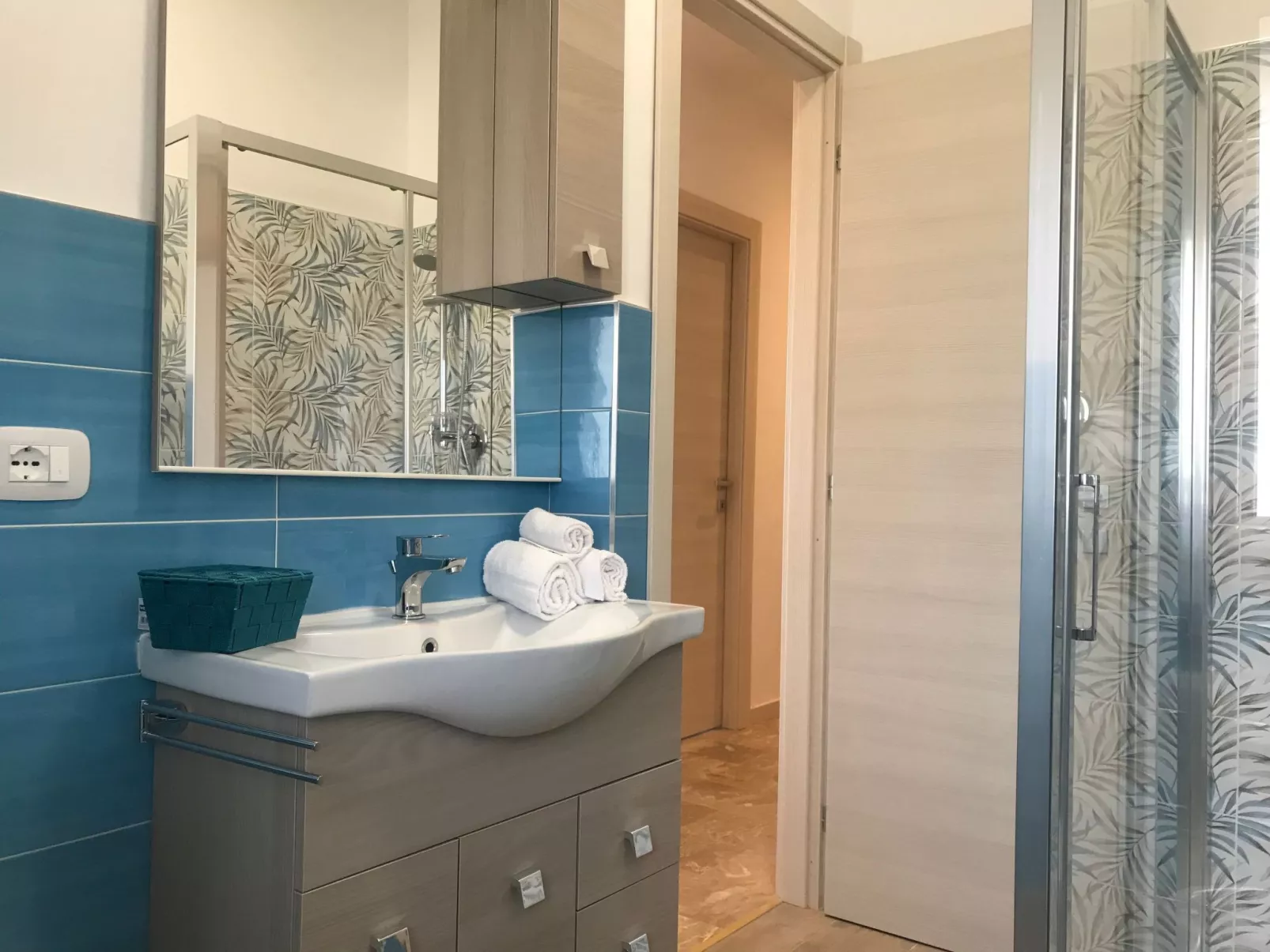 'White' mit Balkon-Binnen