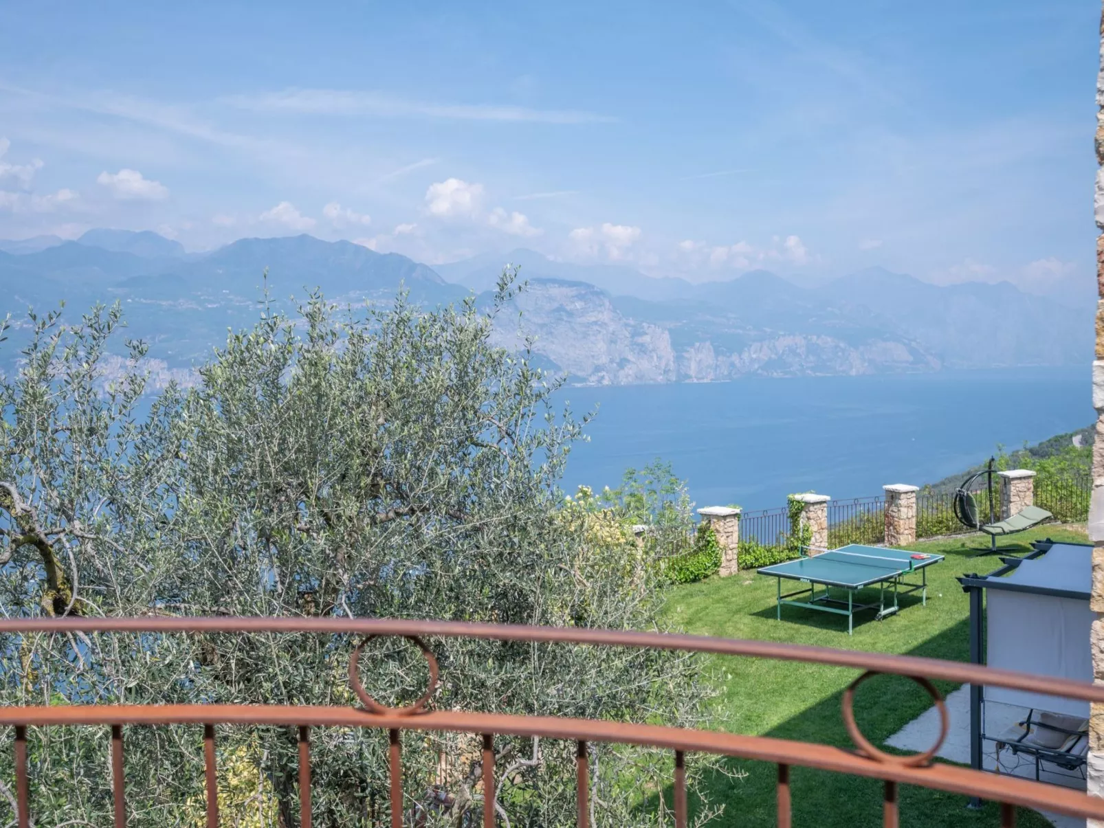 Villa mit schönem Seepanorama und Naturteich-Buiten
