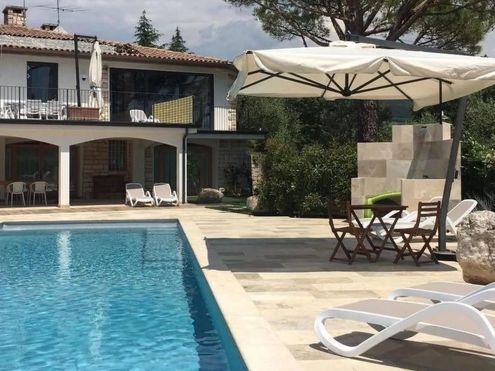 Villa am Gardasee mit großem Pool und Garten-Buiten