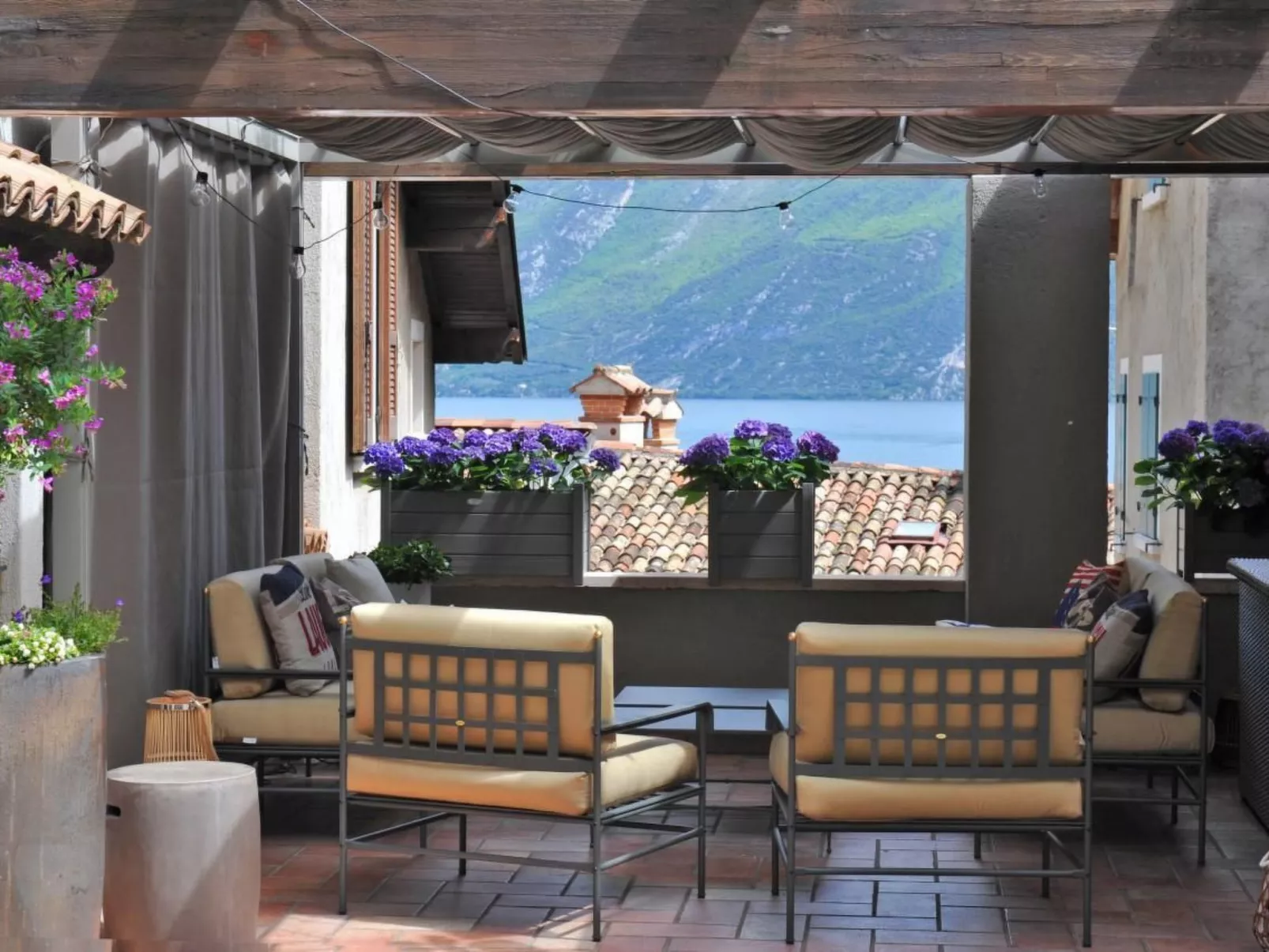 Große Wohnung in Limone Sul Garda mit Terrasse und Garten und Nah am Strand - Buiten