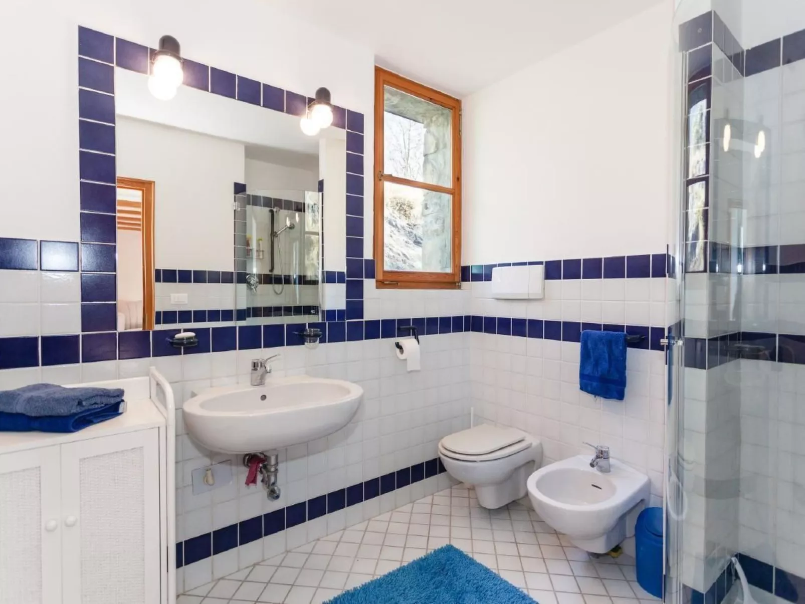 Rustiko-Landhaus mit Infinity-Pool und Seeblick-Binnen