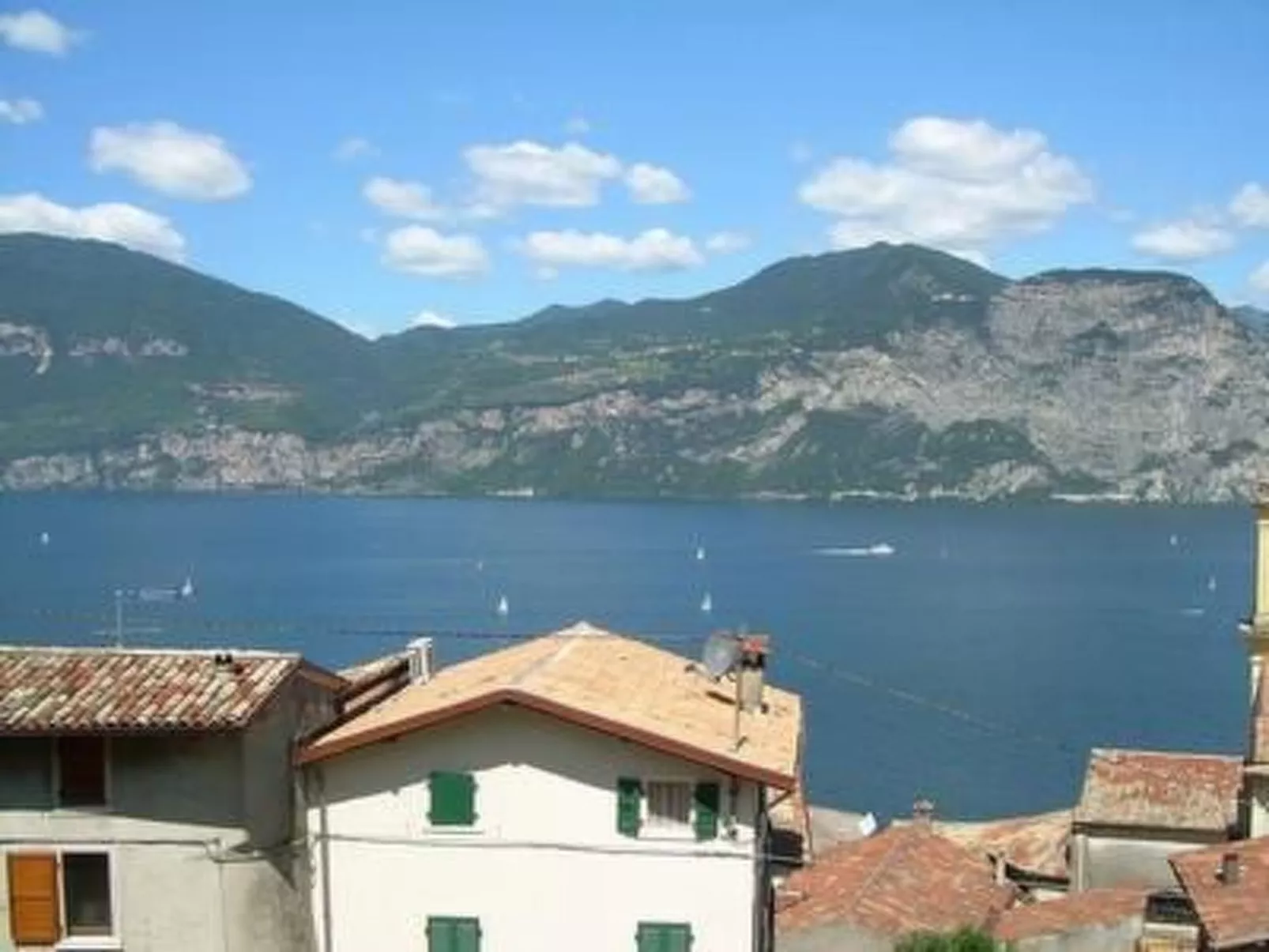 Wohnung nr. 2 im Casa Mary mit Balkon und Seeblick-Buiten