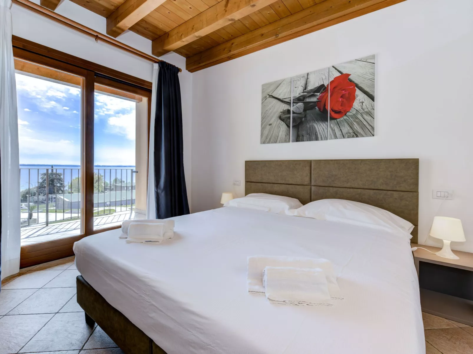 Wohnung mit Balkon, Schwimmbad und Seeblick-Binnen