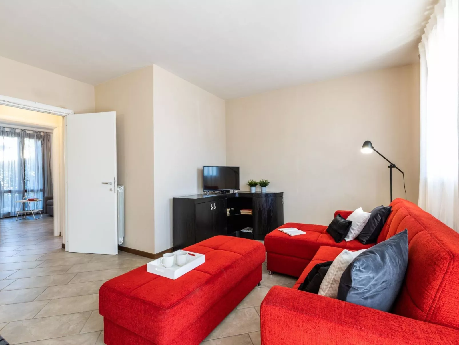 Wohnung mit separatem Eingang und kleinem privaten Innenhof.