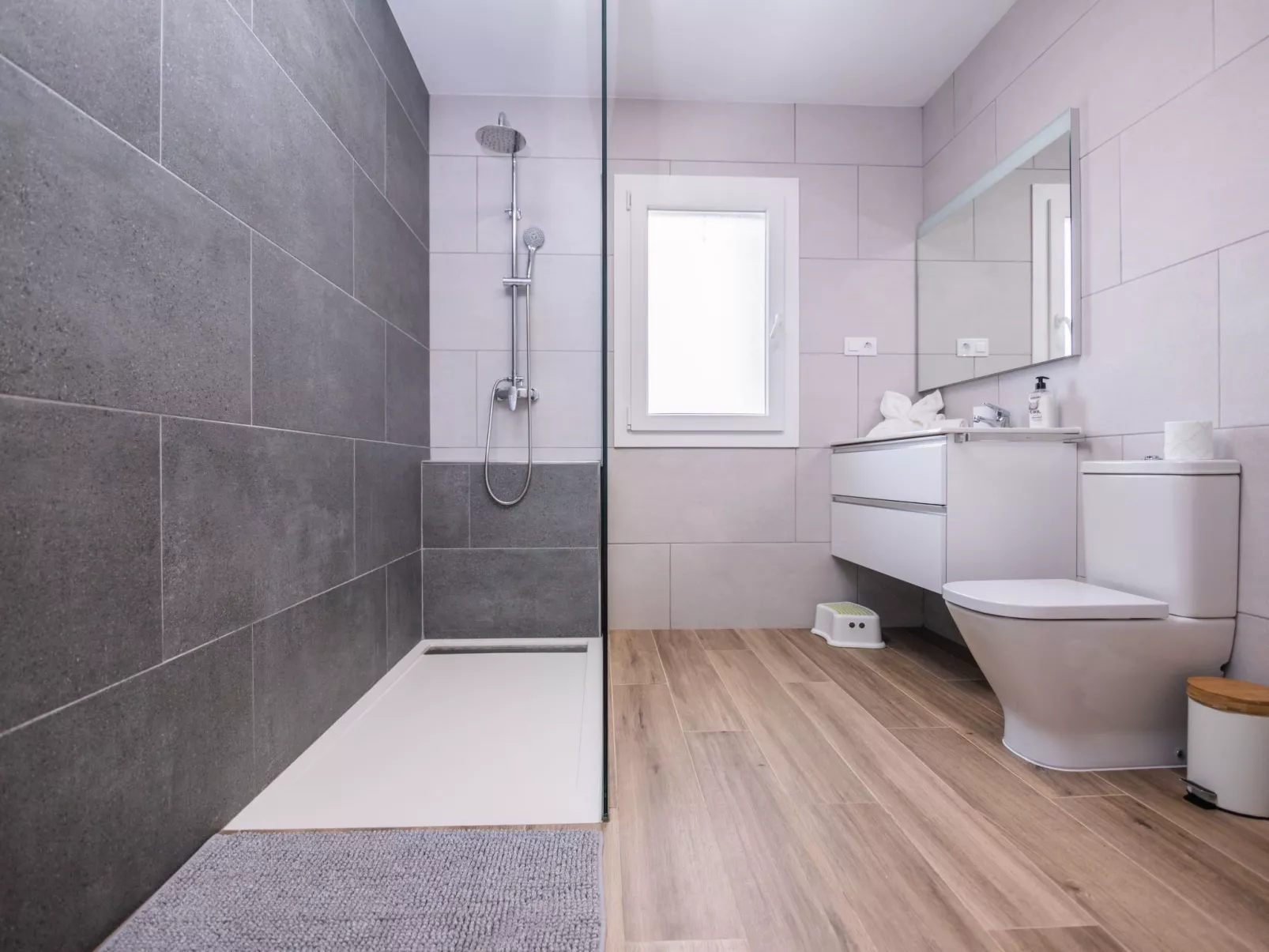 Modernes und helles Ferienhaus direkt am Meer, mit zwei großen Terrassen, Garte-Binnen