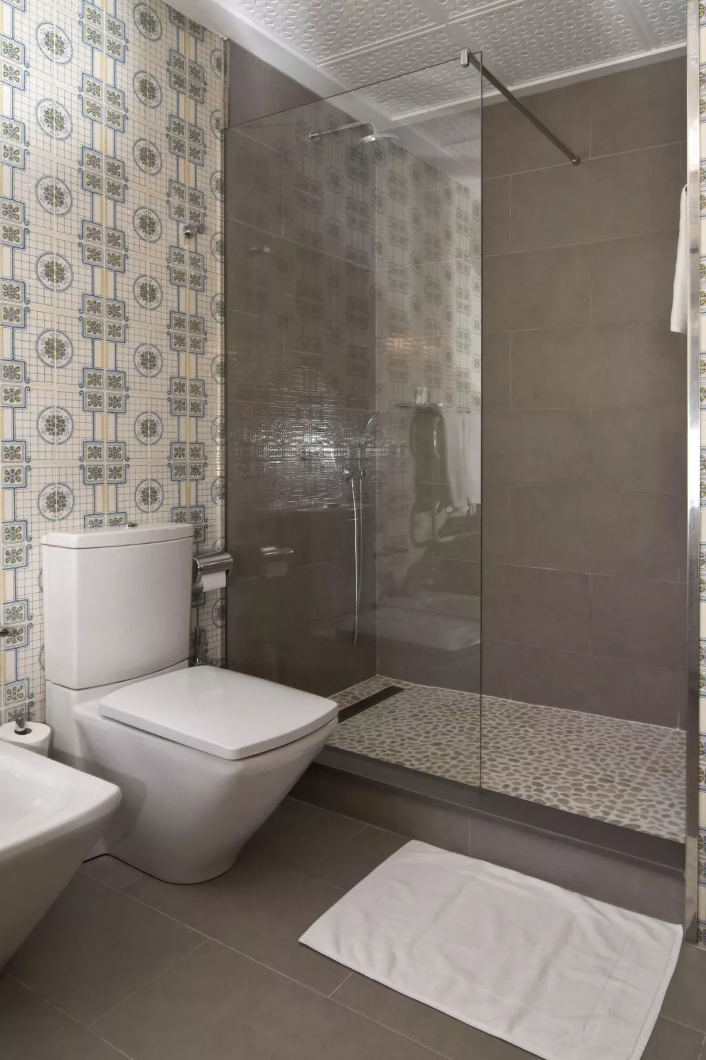 Landhaus mit Garten, Sonnenterrasse sowie überdachter Terrasse und Pool in Stra-Binnen