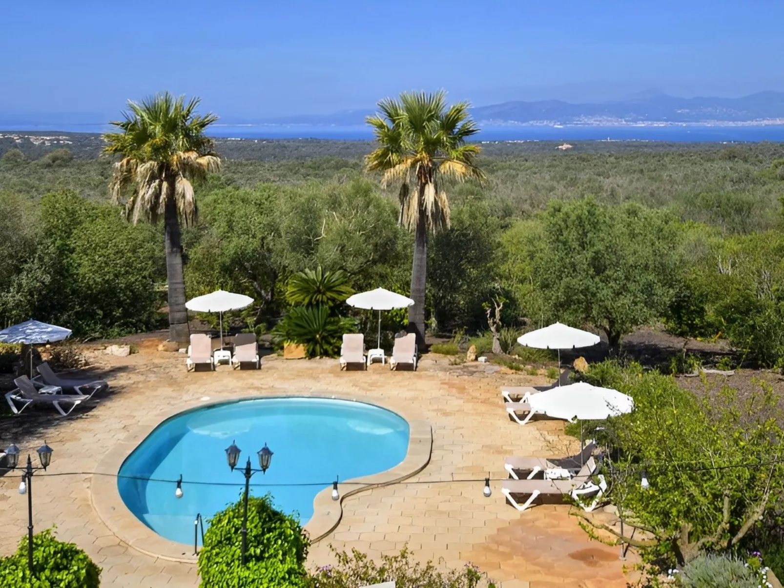 Großes Landhaus mit Schwimmbad in Meeresnähe-Buiten