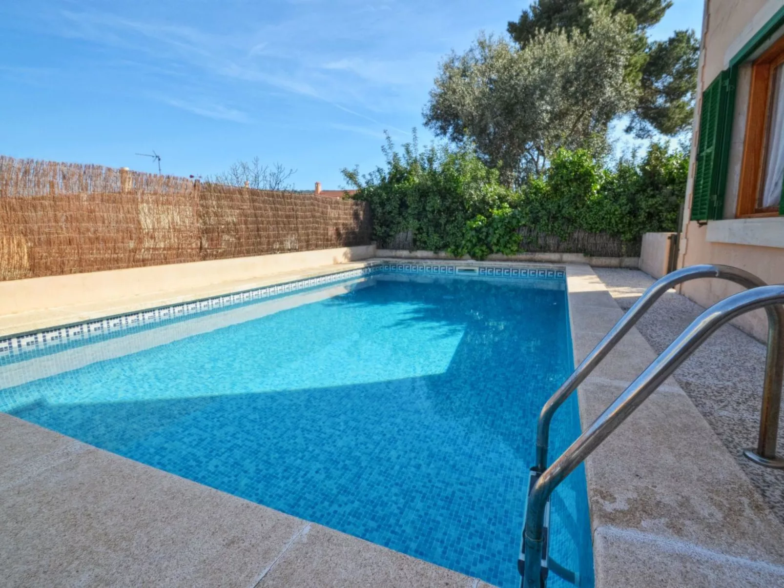 Schöne Villa mit Pool und Garten-Buiten