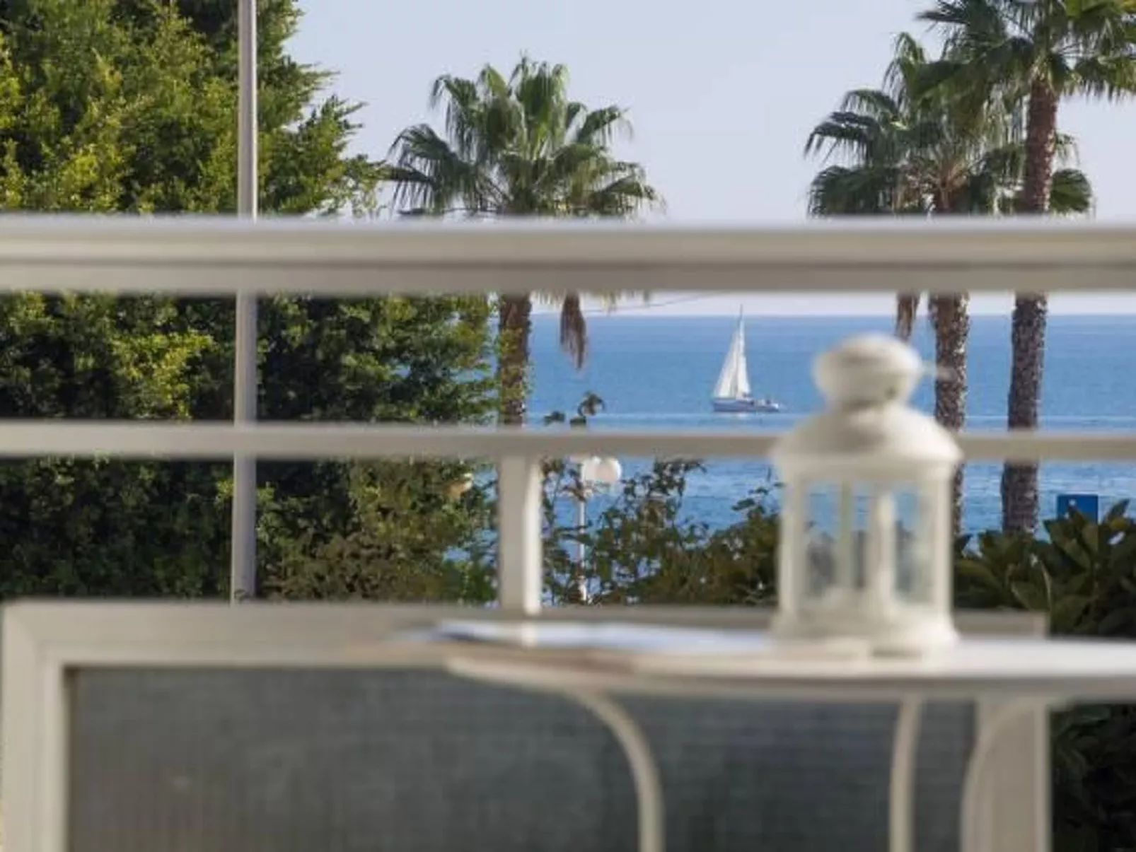 Helle und renovierte Ferienwohnung mit Balkon und tollem Blick auf das Meer - Buiten