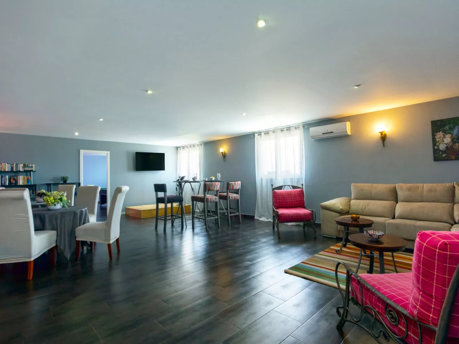 Spa-Spielzimmer mit Außen-Whirlpool und Schwimmbad-Image-tags.info