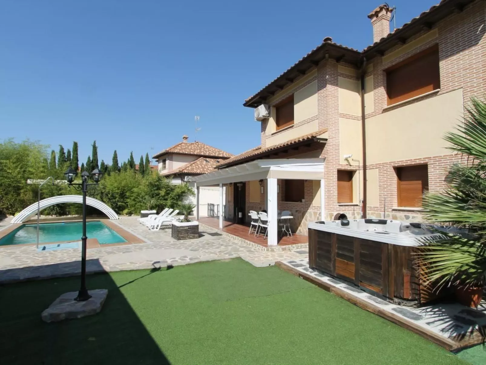 In Seseña mit großem Garten-Buiten