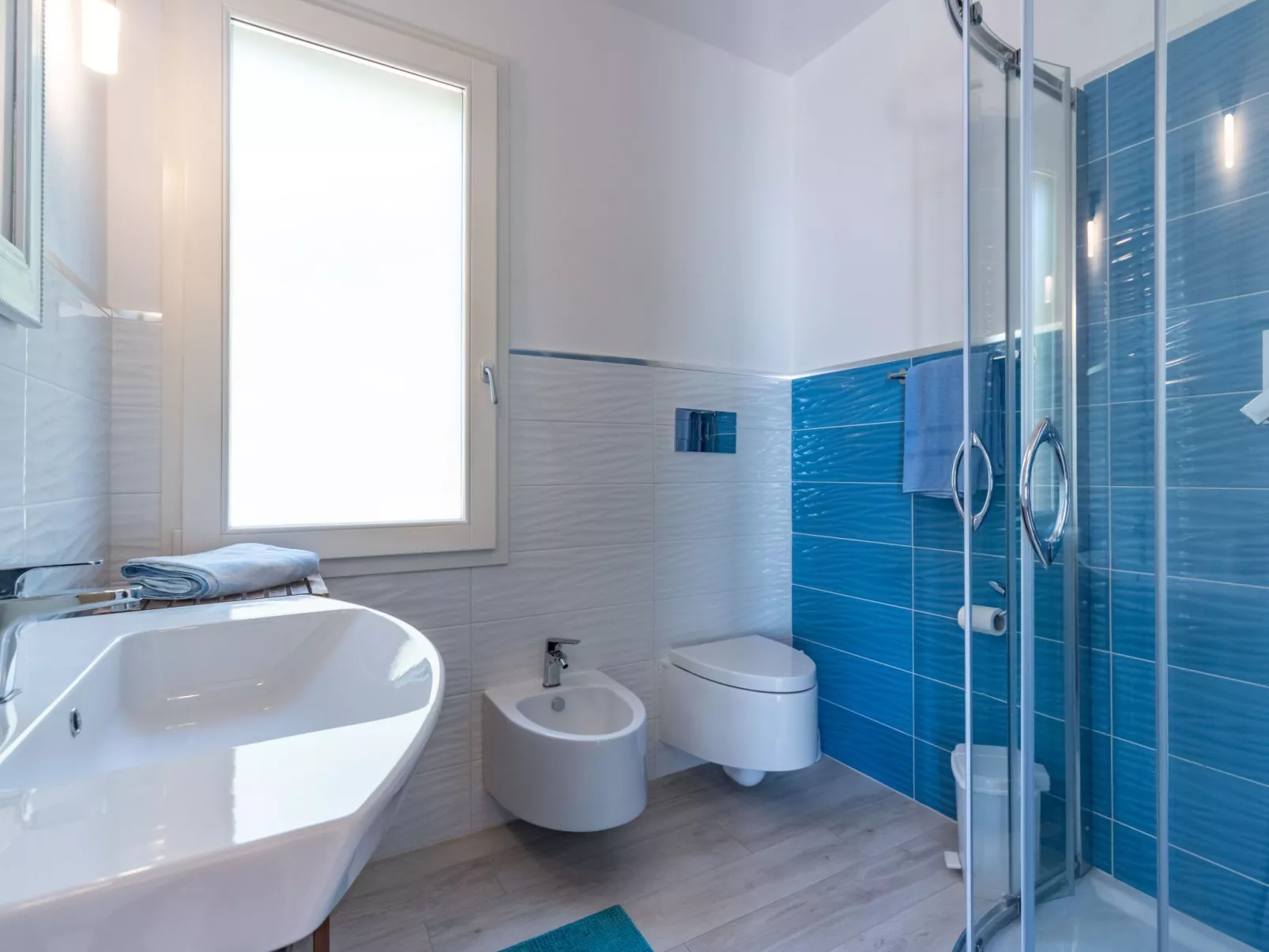 Moderne Villa mit atemberaubendem Blick auf die Küste-Binnen