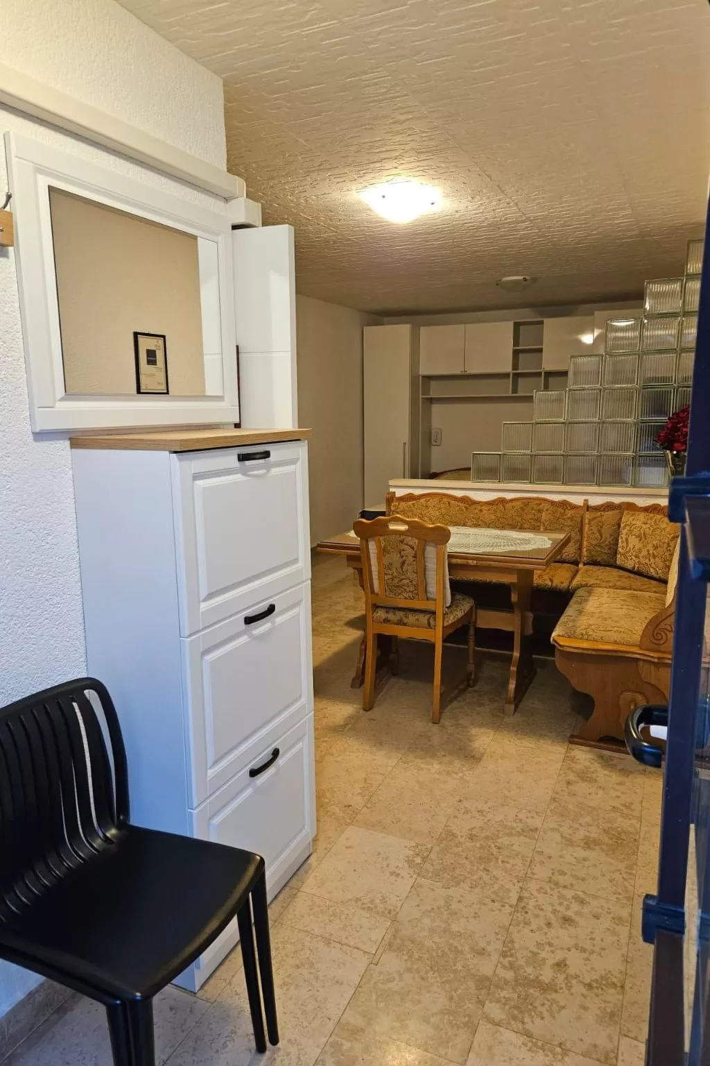 "Second" mit Terrasse