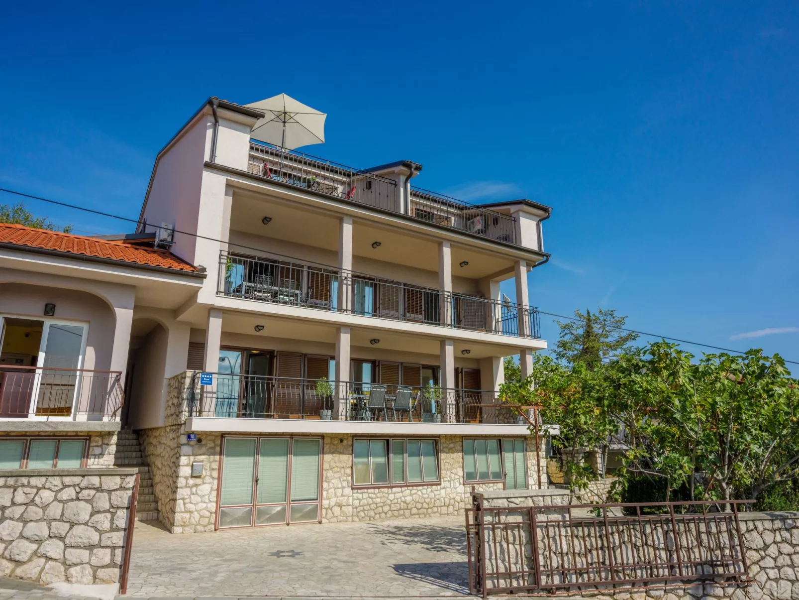 Wohnung im Erdgeschoss mit Terrasse-Buiten