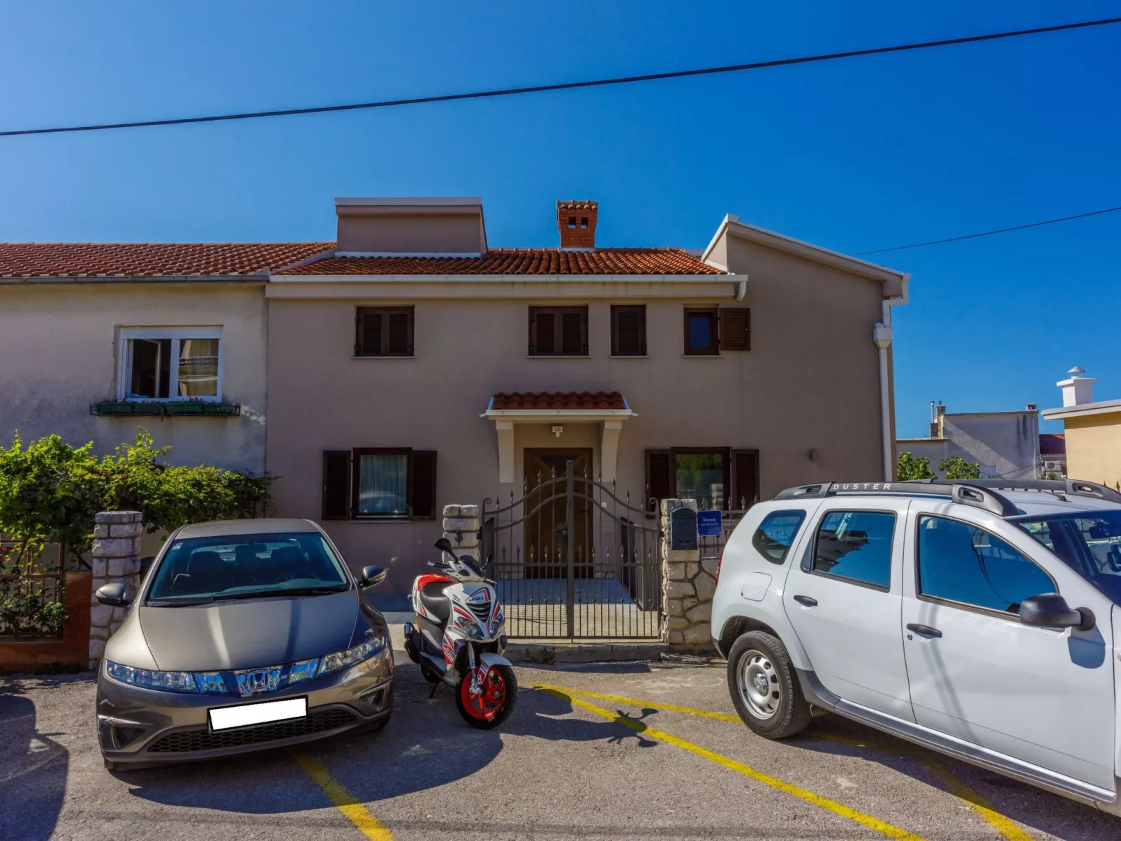 Wohnung mit Balkon, AC, Privatparkplatz-Buiten