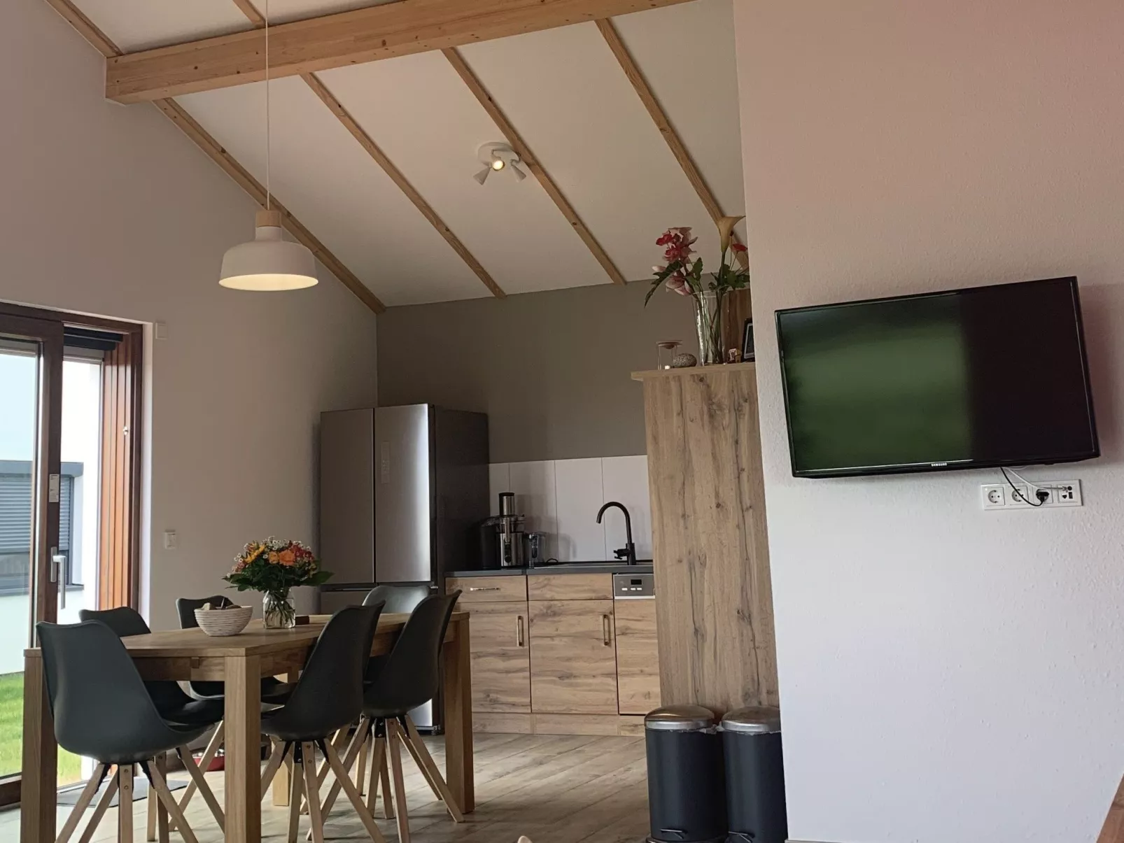 G9 eingezäuntes Haus in Randlage mit Weitblick-Binnen