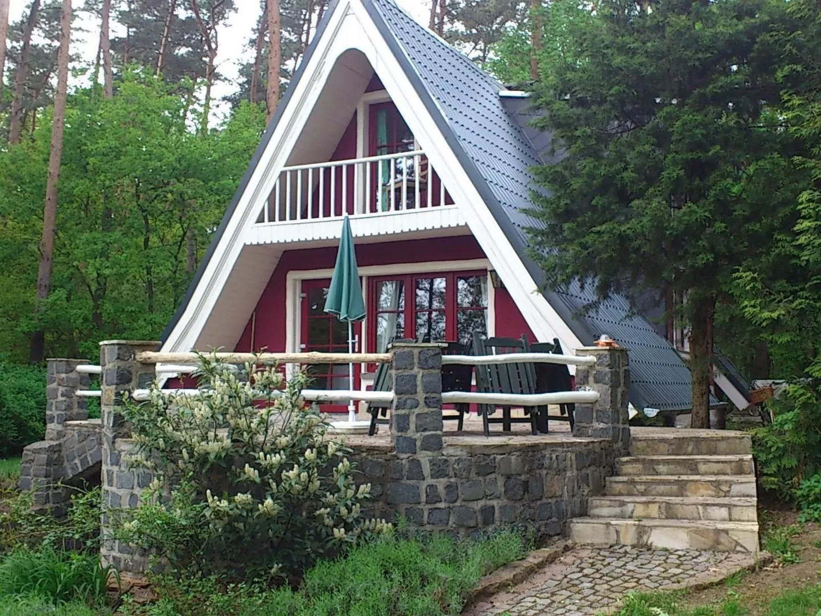 In ruhiger Lage am Waldrand mit Terrasse und großem Grundstück-Buiten