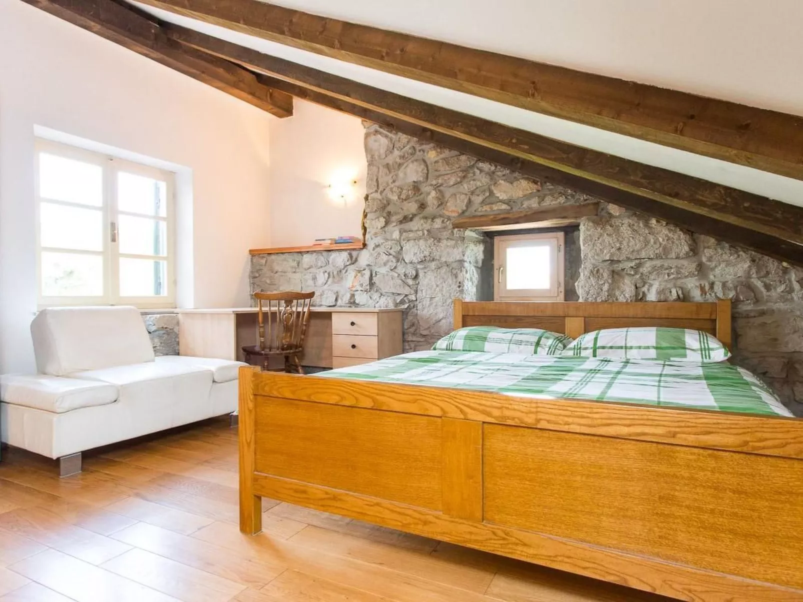 Haus mit modernem Interieur und einer alten Taverne - Image-tags.info