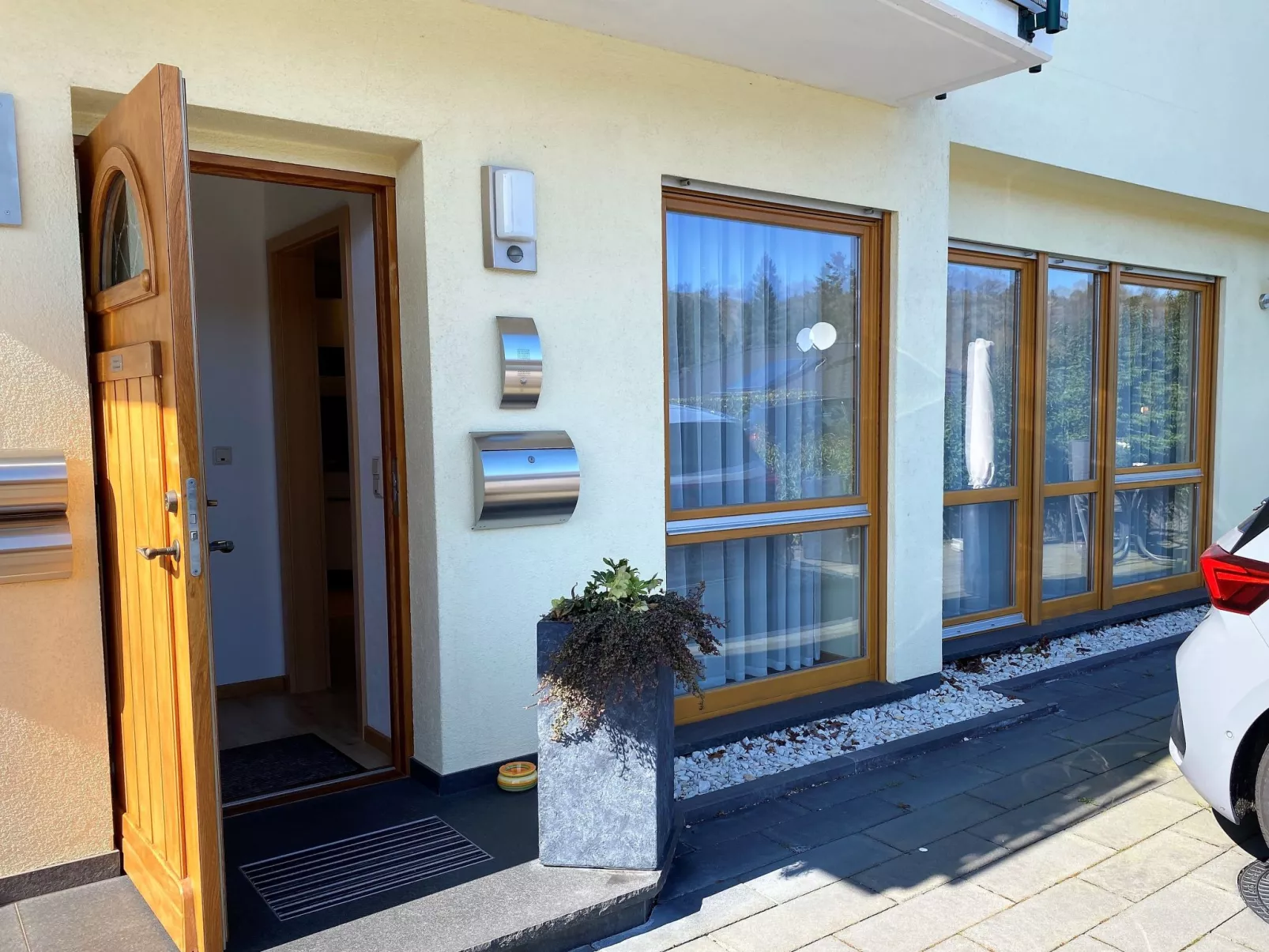 Mit Parkplatz und Terrasse-Buiten