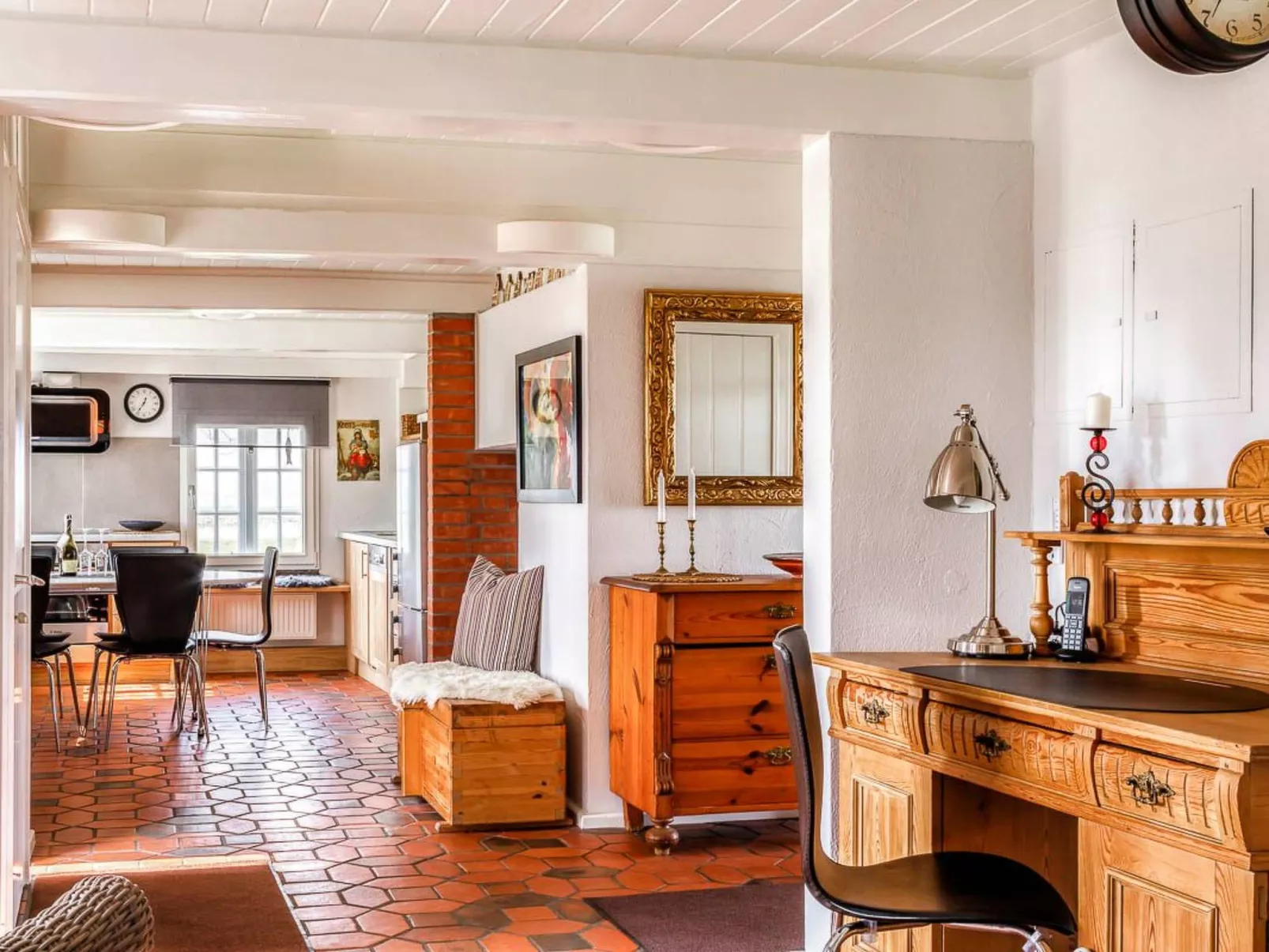 Reetdachhaus inmitten von Wiesen und Feldern-Binnen