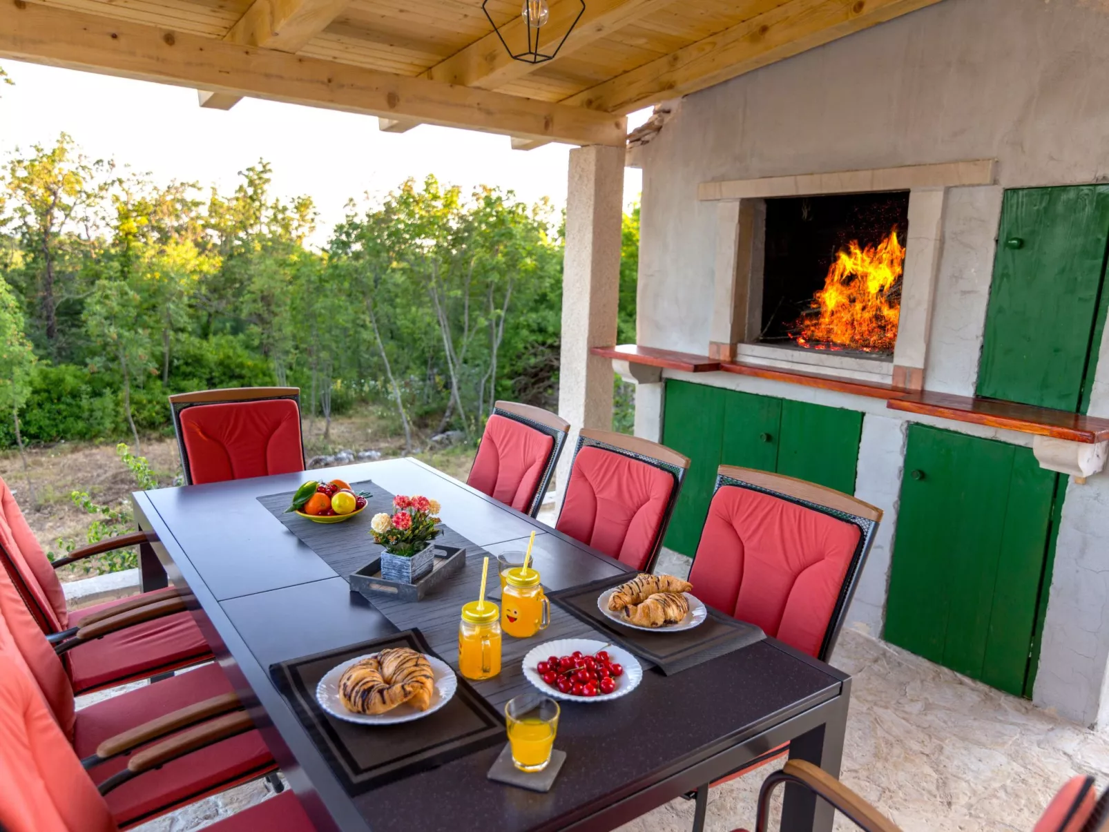 In Opanci mit beheiztem Pool, Parkplatz-Buiten