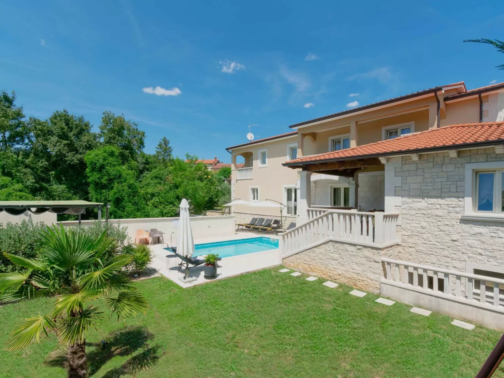 Private Villa mit Panoramablick-Buiten