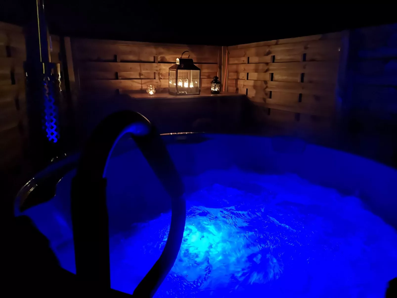 Moderne Ferienwohnung mit Hot Tub und Fasssauna-Buiten