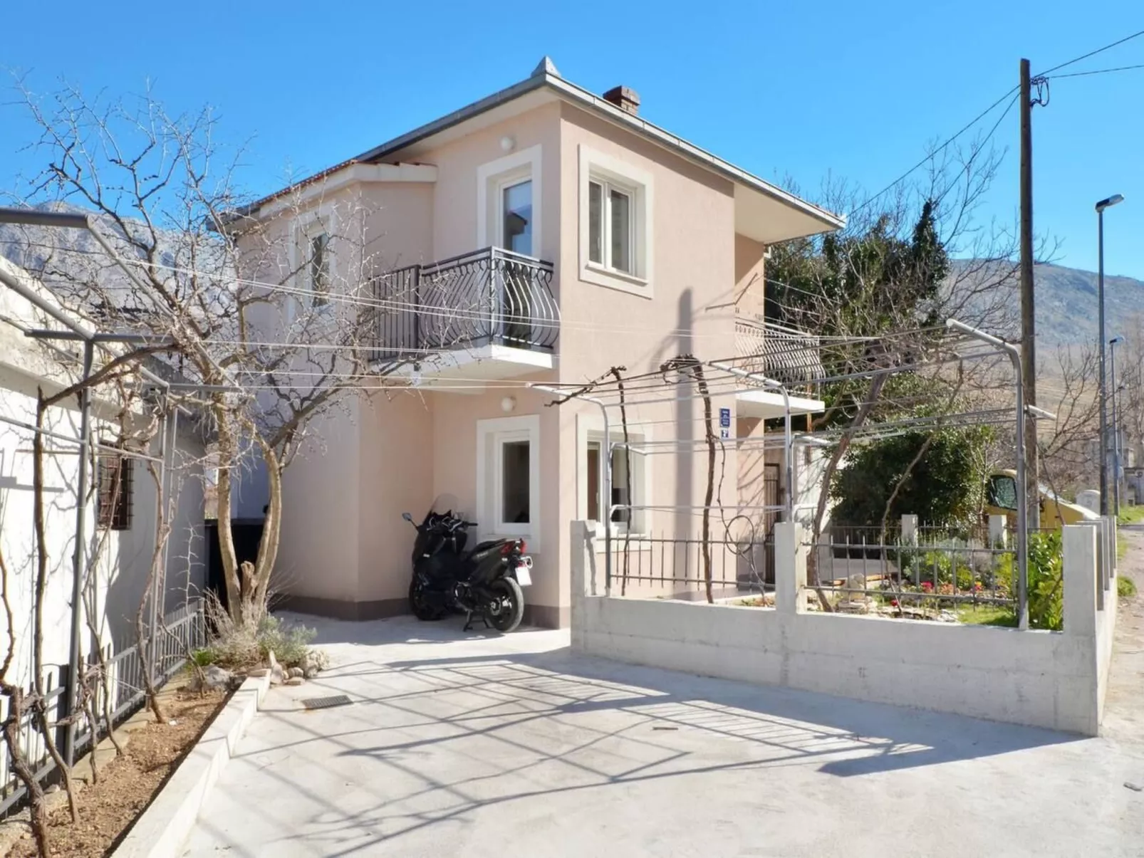 Žrnovnica, Entspannung am Flussufer-Image-tags.info